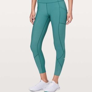 Like new! Lululemon tight stuff tight II 25” in deep cove